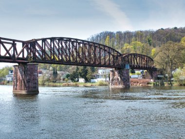 Almanya, Hameln 'de Weser Nehri üzerindeki bir köprü.