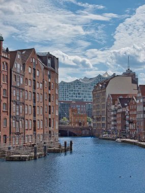 Hamburg, Almanya 'daki modern binaların düşük açılı görüntüsü