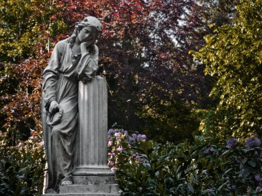 Doğada bir sütunda duran taştan bir kadın.