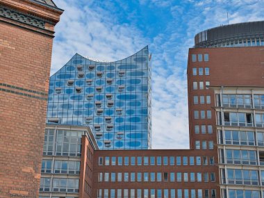 Elbphilharmonie 'nin çatısının bölümlerinin düşük açılı görüntüsü