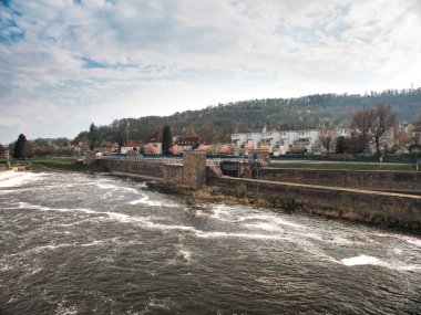 Almanya 'nın tarihi Hameln şehrinde nehrin manzarası