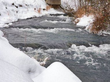 Nehirde akan suların kış manzarası