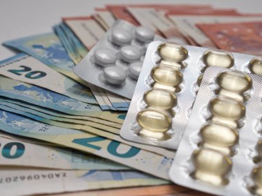Avro banknotları ve tıbbi ilaçların yakın plan çekimi.