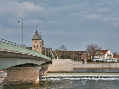 Almanya 'nın Hameln kentindeki Weser Nehri üzerinde uzun bir köprü