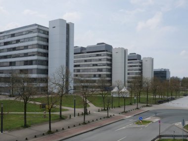 Bielefeld Üniversitesi 'nin modern binaları ve parkı, Almanya