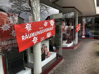 Corona tedbirleri nedeniyle devletin kapanması nedeniyle pek çok Alman dükkanında tasfiye satışı