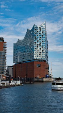Arka planda Elbphilharmonie ile Hamburg limanının havadan görüntüsü