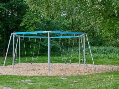 Bahçede çok güzel salıncaklar var.