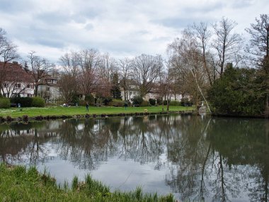 Baharın başında şehir parkında Bielefeld 'de bir gölet