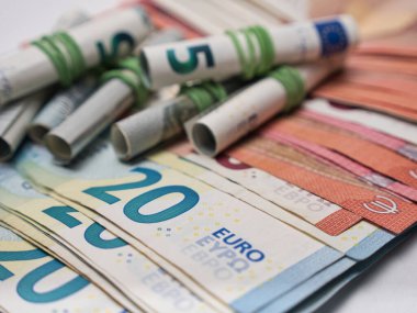 Avro banknotları ve rulo banknotların yakın plan çekimi.