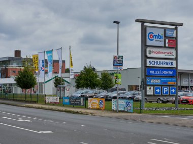 Almanya 'da Beilefeld' de bir caddenin ve park yerinin yüksek açılı görüntüsü.