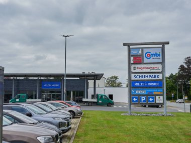 Almanya, Beilefeld 'de bir otoparkın yakın çekimi ve mağazalar için bir tabela.
