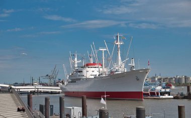 Hamburg 'un iç limanında demir atmış orta büyüklükte bir gemi.