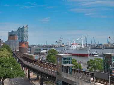 Liman boyunca uzanan yüksek raylı bir Hamburg tramvayı yüksek açılı görüntüsü