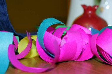 küçük renkli onlar dağıldı sonra masanın üzerinde kağıt parçaları