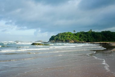 Sri Lanka. Okyanus dalgaları ada gökyüzü gündüz güneş ılık su