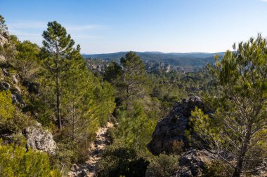 Footpath of the dolomitic circus of Moureze