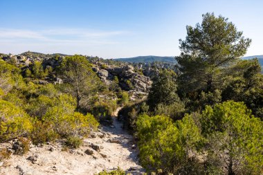 Footpath of the dolomitic circus of Moureze