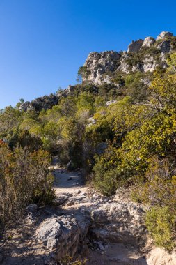 Footpath of the dolomitic circus of Moureze