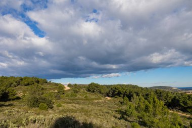 Hiking trail in the Gardiole massif in Frontignan