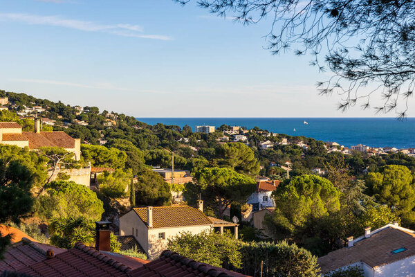 Пейзаж над городом с морем, как горизонт от Монти-де-Пьер Бланш в Сете