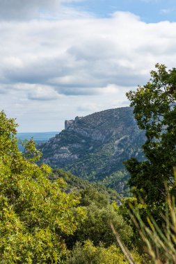 Cirque de l 'Infernet' in ve Mont Saint-Baudille 'in yamaçlarından Languedoc ovasının dışına bakın.