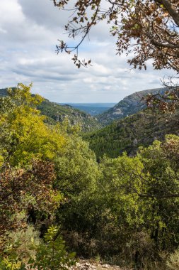 Cirque de l 'Infernet' in ve Mont Saint-Baudille 'in yamaçlarından Languedoc ovasının dışına bakın.