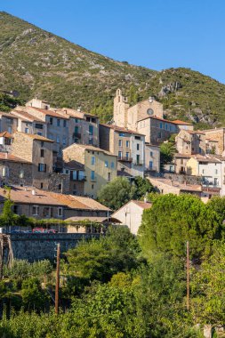 Ortaçağ köyü Roquebrun 'un gündüz görüşü Küre üzerindeki köprüden