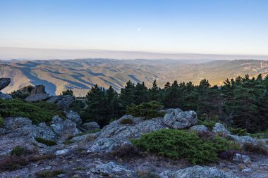 Hrault ve Haut-Languedoc Doğal Parkı 'nın ve Mont Caroux' un zirvesinden Orb Vadisi 'nin gündoğumu manzarası.