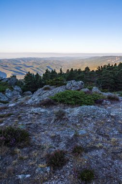 Hrault ve Haut-Languedoc Doğal Parkı 'nın ve Mont Caroux' un zirvesinden Orb Vadisi 'nin gündoğumu manzarası.