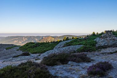 Hrault ve Haut-Languedoc Doğal Parkı 'nın ve Mont Caroux' un zirvesinden Orb Vadisi 'nin gündoğumu manzarası.