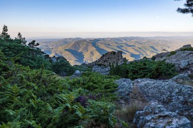 Hrault ve Haut-Languedoc Doğal Parkı 'nın ve Mont Caroux' un zirvesinden Orb Vadisi 'nin gündoğumu manzarası.