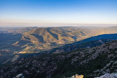 Hrault ve Haut-Languedoc Doğal Parkı 'nın ve Mont Caroux' un zirvesinden Orb Vadisi 'nin gündoğumu manzarası.