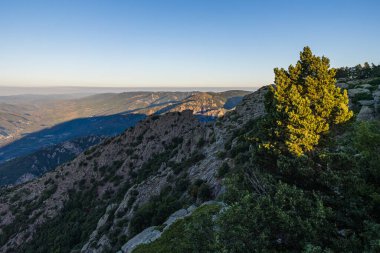 Hrault ve Haut-Languedoc Doğal Parkı 'nın ve Mont Caroux' un zirvesinden Orb Vadisi 'nin gündoğumu manzarası.