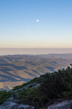 Hrault ve Haut-Languedoc Doğal Parkı 'nın ve Mont Caroux' un zirvesinden Orb Vadisi 'nin gündoğumu manzarası.