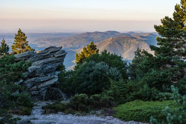 Hrault ve Haut-Languedoc Doğal Parkı 'nın ve Mont Caroux' un zirvesinden Orb Vadisi 'nin gündoğumu manzarası.