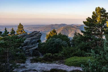 Hrault ve Haut-Languedoc Doğal Parkı 'nın ve Mont Caroux' un zirvesinden Orb Vadisi 'nin gündoğumu manzarası.