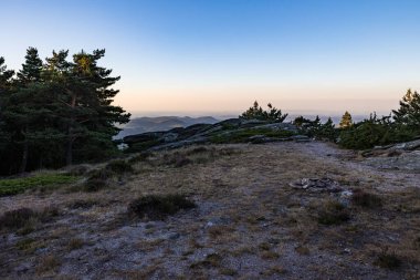 Hrault ve Haut-Languedoc Doğal Parkı 'nın ve Mont Caroux' un zirvesinden Orb Vadisi 'nin gündoğumu manzarası.