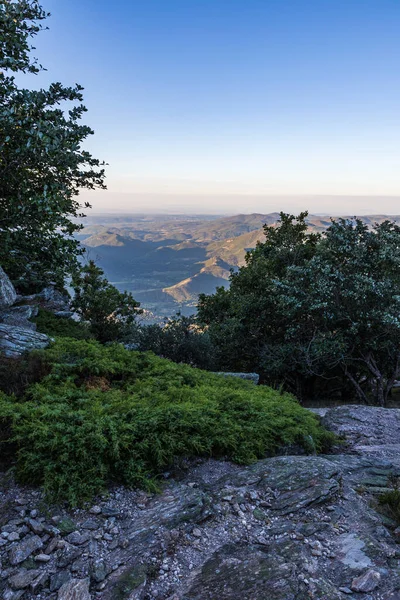 从Caroux山山顶看Hrault和Haut Naquedoc自然公园及Orb山谷的日出景观 — 图库照片