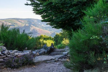 Douch köyünün yakınındaki Mont Caroux 'un zirvesine yürüyüş yolu.