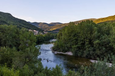 Gün batımında Haut-Languedoc Doğa Parkı 'ndaki Kürenin kıyısındaki Ceps köyüne bakın.