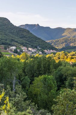 Gün batımında Ceps köyünü, ormanını, üzüm bağlarını ve Haut-Languedoc Bölgesel Doğa Parkının dağlarını izleyin.