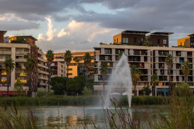 Montpellier 'deki Bassin Jacques Coeur çevresindeki konut binaları gün batımında aydınlandı