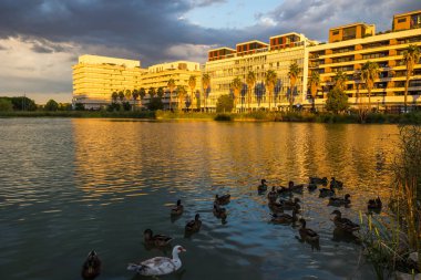 Montpellier 'deki Bassin Jacques Coeur çevresindeki konut binaları gün batımında aydınlandı