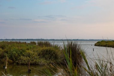 Gün batımında Etang de l 'Or' da Panorama Candillargues 'in küçük bataklığından