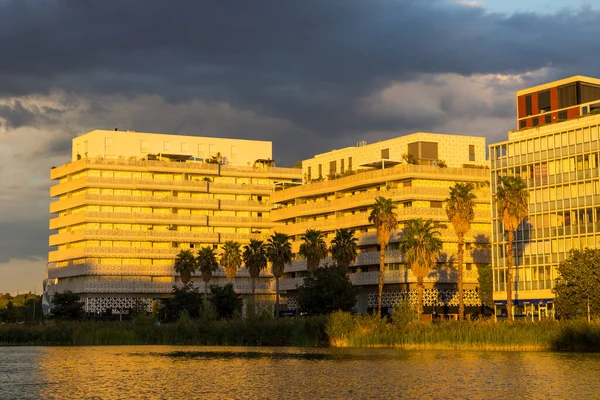 Montpellier 'deki Bassin Jacques Coeur çevresindeki konut binaları gün batımında aydınlandı