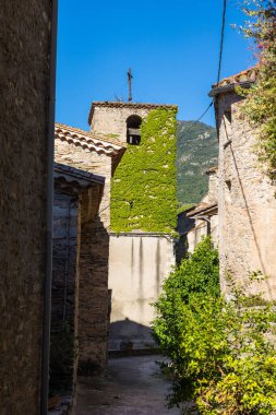 Haut-Languedoc Doğal Parkı 'ndaki Vieussan Ortaçağ köyünde sokak ve evler