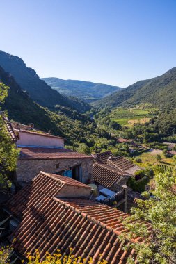 Küre Vadisi 'nin manzarası ve Vieussan köyünden Haut-Languedoc dağları.