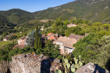 Küre Vadisi 'nin manzarası ve Vieussan köyünden Haut-Languedoc dağları.