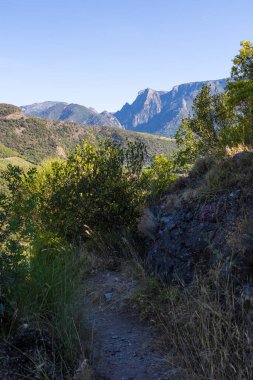 Küre Vadisi 'nin manzarası ve Vieussan köyünden Haut-Languedoc dağları.